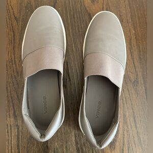 Vince Corbin slip on leather shoe. Taupe. Size 9/39.